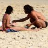 Pablo Morais curte praia com a namorada, Letícia Almeida, e brinca com cachorro