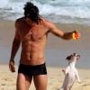 Pablo Morais curte praia com a namorada, Letícia Almeida, e brinca com cachorro