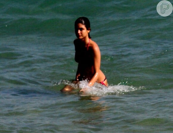 Letícia Almeida se refresca no mar em dia de praia com o namorado, Pablo Morais