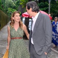 Maitê Proença vai com o namorado ao casamento do artista plástico Vik Muniz