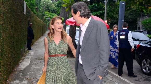 Maitê Proença vai com o namorado ao casamento do artista plástico Vik Muniz