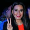 Letícia Lima posou sorridente para os fotógrafos no show de Ana Carolina