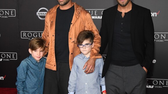 Ricky Martin posa com filhos e o noivo, Jwan Yosef, em première de filme. Fotos!