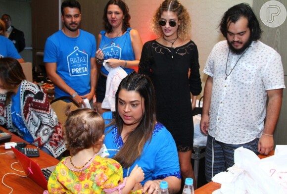Filho de Preta Gil foi ao evento acompanhado da mulher, Laura Fernandez, e da pequena Sol de Maria