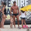 Malvino Salvador e Kyra Gracie levaram a filha mais velha, Ayra, para curtir a praia da Barra da Tijuca, na Zona Oeste do Rio, neste domingo, 11 de dezembro de 2016