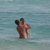 Malvino Salvador e Kyra Gracie levaram a filha mais velha, Ayra, para curtir a praia da Barra da Tijuca, na Zona Oeste do Rio, neste domingo, 11 de dezembro de 2016