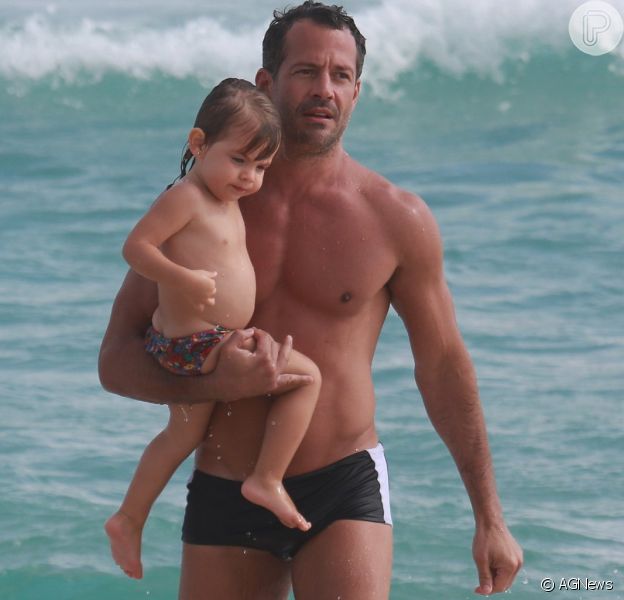 Malvino Salvador curtiu a praia da Barra da Tijuca, na Zona Oeste do Rio, neste domingo, 11 de dezembro de 2016, com a filha Ayra