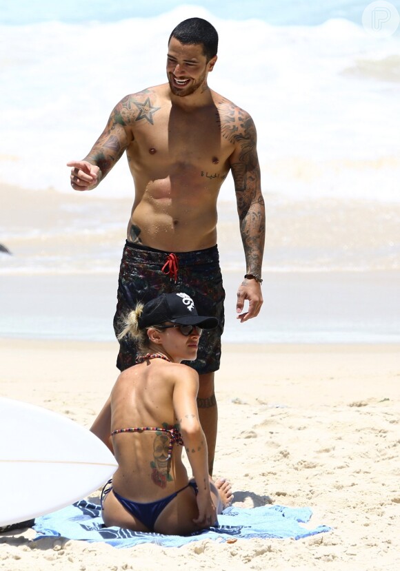 Caio Castro e Felipe Titto curtem praia do Rio, em 14 de Janeiro de 2014