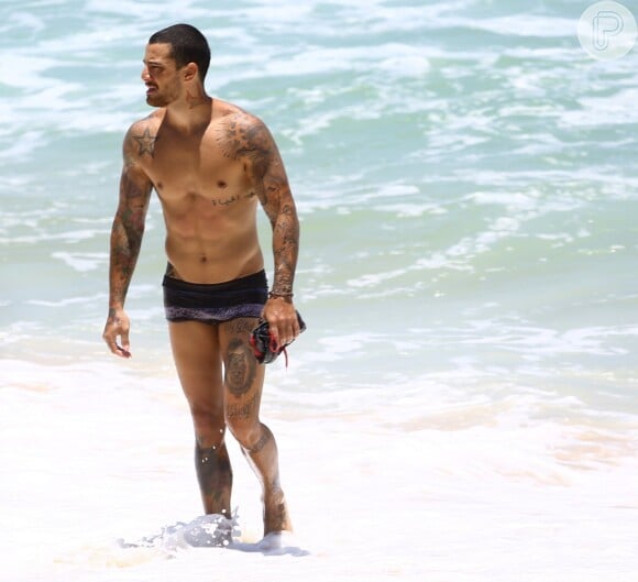 Caio Castro e Felipe Titto curtem praia do Rio, em 14 de Janeiro de 2014