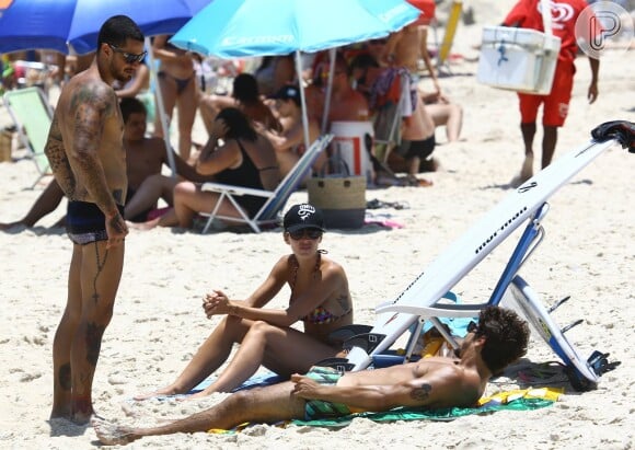 Caio Castro e Felipe Titto curtem praia do Rio, em 14 de Janeiro de 2014