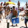 Caio Castro causa alvoroço em praia do Rio