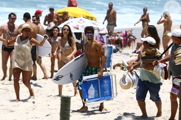 Caio Castro causa alvoroço em praia do Rio