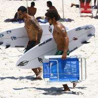 Caio Castro e Felipe Titto surfam juntos e são cercados por fãs em praia do Rio