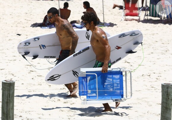 Caio Castro e Felipe Titto curtem praia do Rio, em 14 de Janeiro de 2014