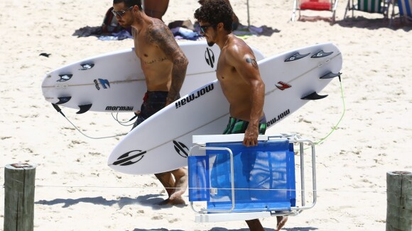 Caio Castro e Felipe Titto surfam juntos e são cercados por fãs em praia do Rio