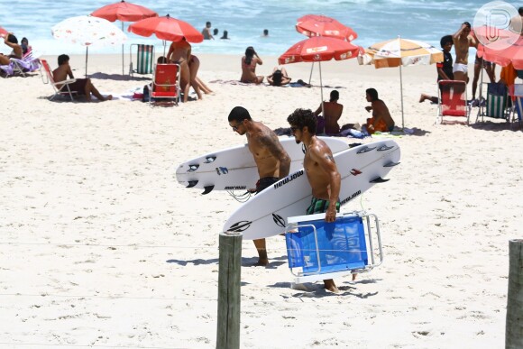 Caio Castro e Felipe Titto curtem praia do Rio, em 14 de Janeiro de 2014