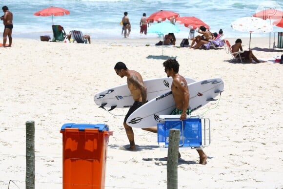 Caio Castro e Felipe Titto curtem praia do Rio, em 14 de Janeiro de 2014