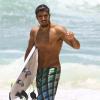 Caio Castro, o Michel de "Amor à Vida' exibe corpo em forma ao surfar no Rio