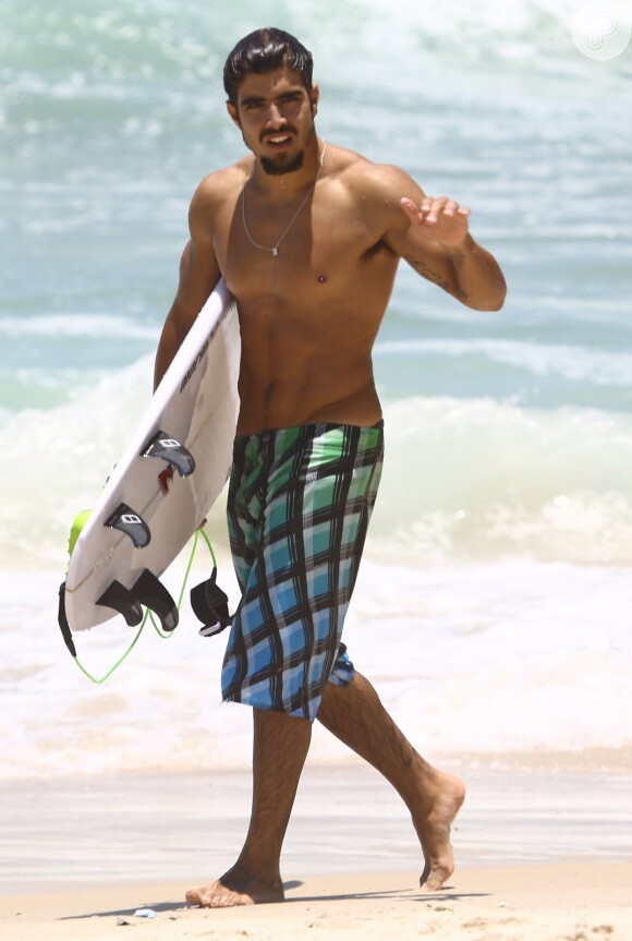 Caio Castro, o Michel de "Amor à Vida' exibe corpo em forma ao surfar no Rio