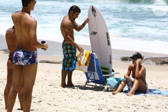 Caio Castro e Felipe Titto curtem praia do Rio, em 14 de Janeiro de 2014