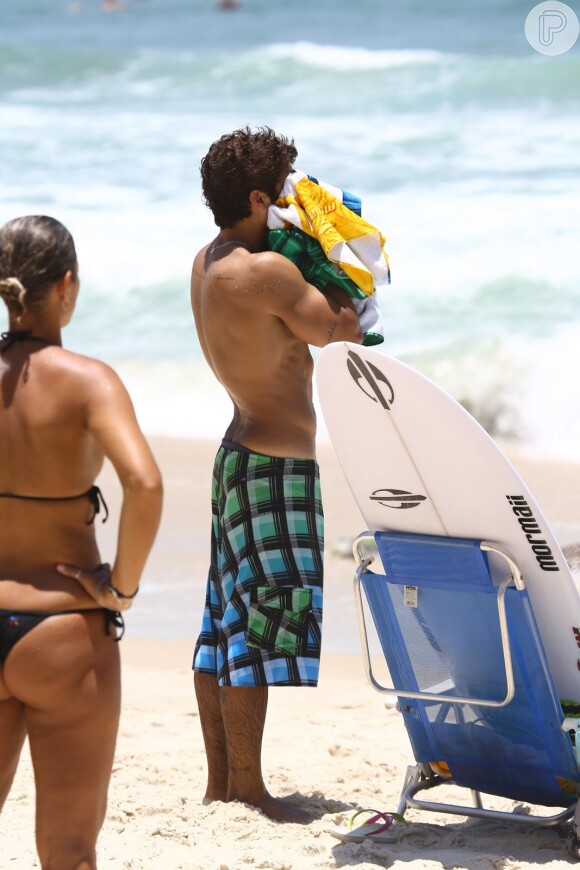 Caio Castro e Felipe Titto curtem praia do Rio, em 14 de Janeiro de 2014
