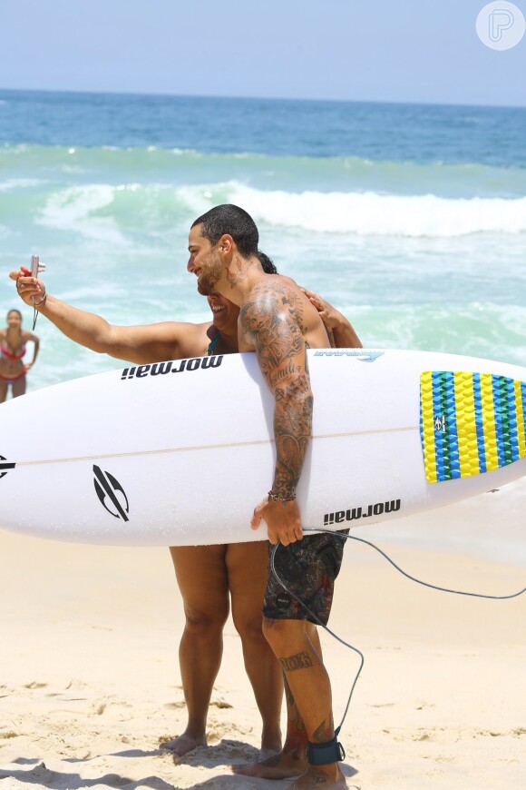 Caio Castro e Felipe Titto curtem praia do Rio, em 14 de Janeiro de 2014