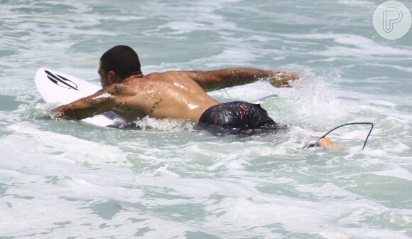 Caio Castro e Felipe Titto curtem praia do Rio, em 14 de janeiro de 2014