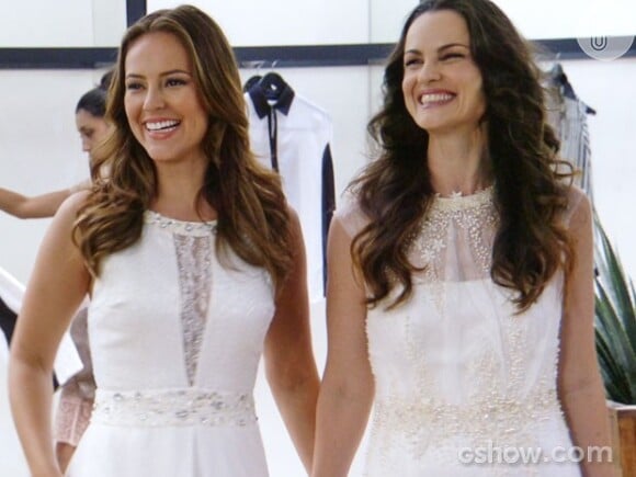 Gina (Carolina Kasting) e Paloma (Paolla Oliveira) experimentam juntas vestidos de noiva, em 'Amor à Vida'