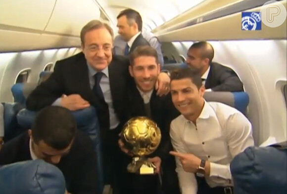 Pose para fotos com a Bola de Ouro. Cristiano Ronaldo desbancou Messi e Ribéry levando o prêmio pela segunda vez na carreira