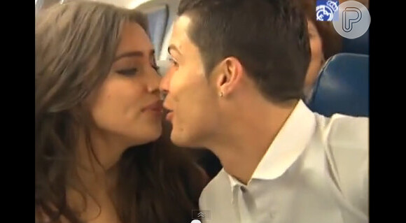 Irina Shayk beija timidamente o craque Cristiano Ronaldo enquanto ele dá uma olhada para a câmera