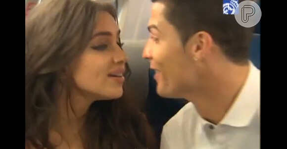 Cristiano Ronaldo se aproxima da namorada, a modelo russa Irina Shayk, para beijá-la. O beijo aconteceu no jatinho do clube, após a premiação da FIFA no dia 13 de janeiro de 2014