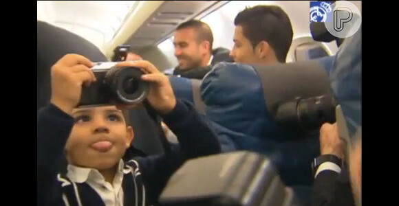 Cristiano Ronaldo Júnior, filho de 3 anos do craque, pegou uma câmera e se divertiu fazendo fotos da festa