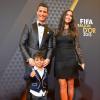 No tapete vermelho da premiação Bola de Ouro Fifa, Cristiano Ronaldo, o filho e a namorada Irina Shayk esbanjaram elegância