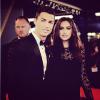 Cristiano Ronaldo, famoso pelo estilo, chegou à premiação Bola de Ouro Fifa com a namorada, que vestia um elegante vestido preto