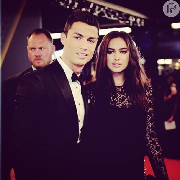 Cristiano Ronaldo, famoso pelo estilo, chegou à premiação Bola de Ouro Fifa com a namorada, que vestia um elegante vestido preto