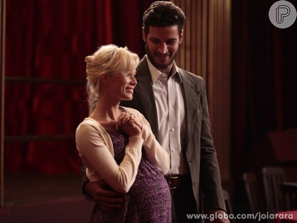 Davi (Leandro Lima) imagina Aurora (Mariana Ximenes) com um barrigão de grávida, em cena de 'Joia Rara'