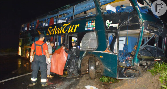 O ônibus do grupo Raça Negra derrapou e tombou na BR-101, próximo à cidade de Goiana, Mata Norte de Pernambuco, na madrugada desta segunda-feira, 20 de janeiro de 2014