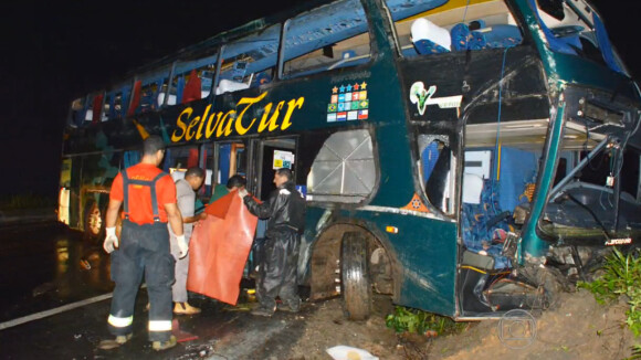 Ônibus com integrantes da banda Raça Negra derrapa e deixa feridos