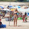 Luana Piovani mostra o corpão ao tomar banho de chuverinho na praia do Leblon, no Rio