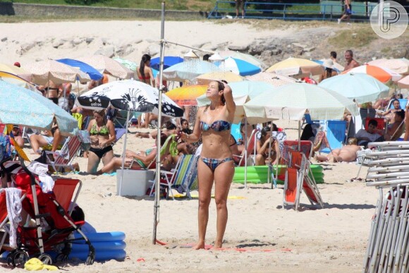 Luana Piovani mostra o corpão ao tomar banho de chuverinho na praia do Leblon, no Rio