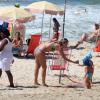 Luana Piovani se diverte com o flho, Dom, em praia carioca