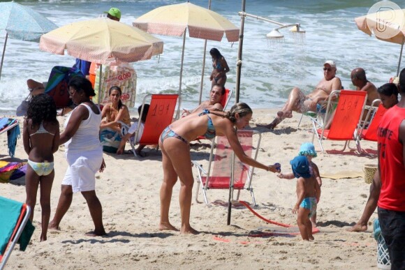Luana Piovani se diverte com o flho, Dom, em praia carioca