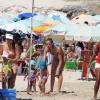 Luana Piovani curte feriado com o filho, Dom, na praia do Leblon, no Rio, em 20 de janeiro de 2013
