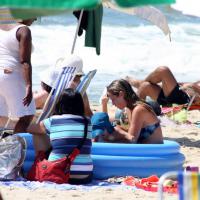 Luana Piovani brinca em piscina de plástico com o filho, Dom, em praia do Rio