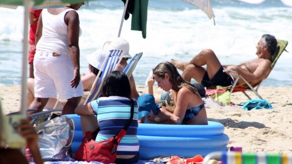 Luana Piovani brinca em piscina de plástico com o filho, Dom, em praia do Rio
