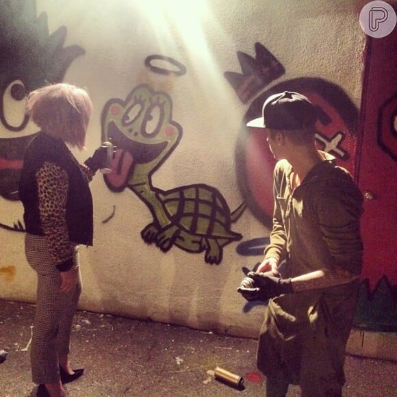 Justin Bieber costuma grafitar muros.  Após grafitar um muro do Rio de Janeiro, o cantor foi investigado pela Polícia Civil