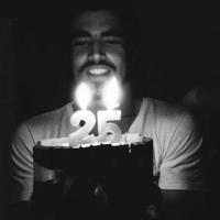 Caio Castro ganha bolo de aniversário em comemoração aos seus 25 anos