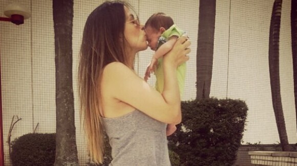 Juliana Despirito posta foto beijando sua filha com Henri Castelli: 'Vida!'