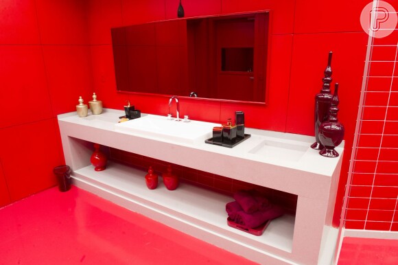 O banheiro, por exemplo, recebeu a cor vermelha nas paredes e no piso