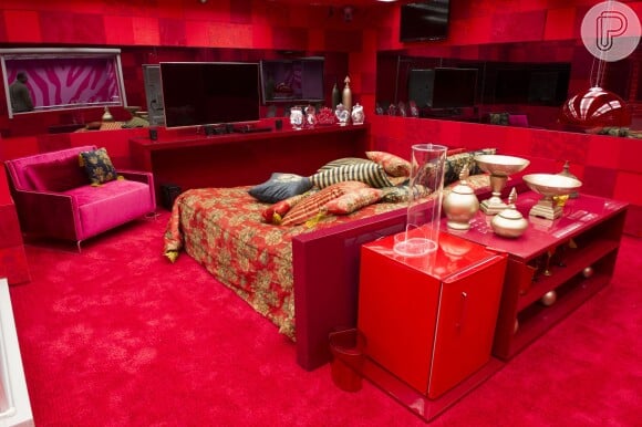 Os móveis do quarto do líder também são de cores quentes, como a poltrona, a lixeira e até o edredon da cama